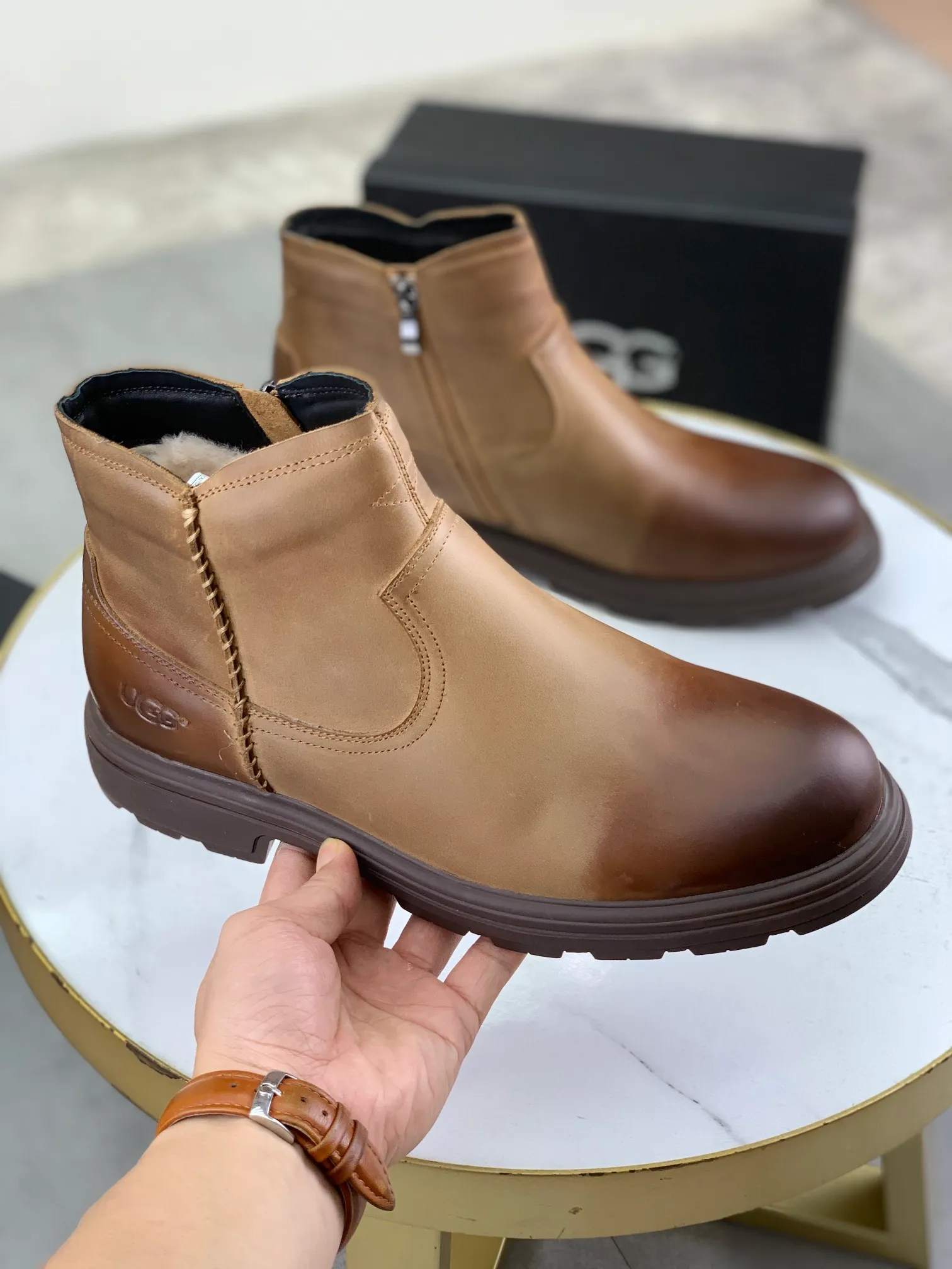 Factory price P640 💶[UGG] (full wool lining) Top-end high-quality fur integrated warm snow boots from Australia's warm luxury men's shoes brand, UGG-5877 official website synchronized, made of imported cowhide, carefully sewn...Imported rubber outsole (comfortable, soft, wear-resistant) The quality is really great...Exquisite workmanship, you can't put it down at first sight, code number: 39-44 Color: 3️⃣colors available
